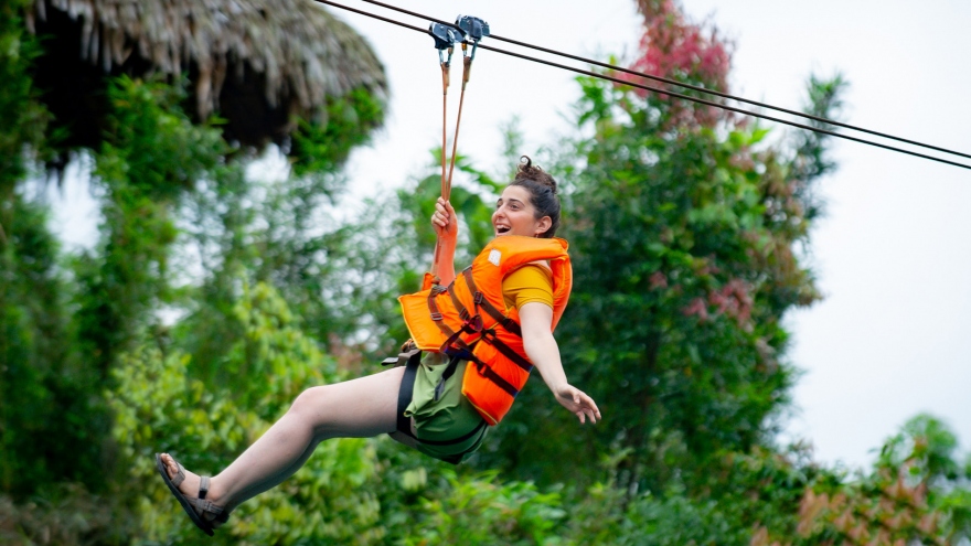 Foreigners enjoy adventurous trip to Chay River and Toi Cave in Quang Binh